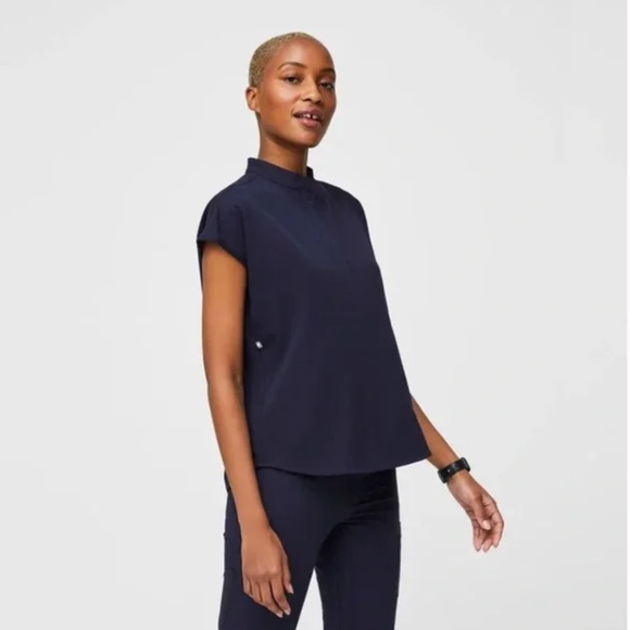 FIGS Rafaela Oversized Scrub Top in Navy Blue size Women's Small - Picture 3 of 12